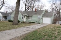 Building Photo - 2 Bedroom 1 Bath Home In Fairway