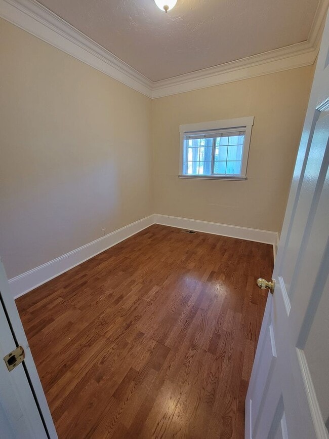 Building Photo - Adorable Downtown Duplex / 2 Bedroom 1 Bath