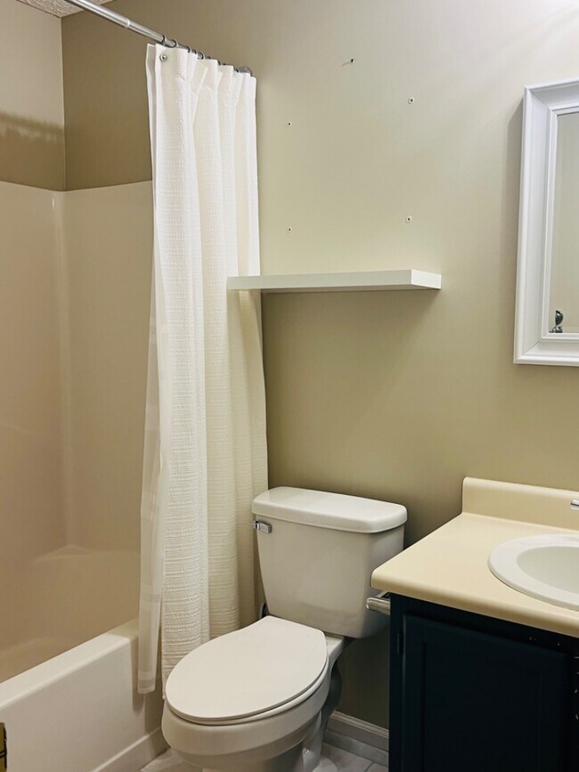 Building Photo - 208 Elmhurst Rd