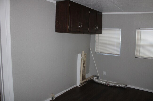 Building Photo - 3 or 4 bedrooms! Your Choice!
