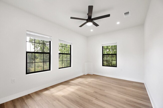 Building Photo - 8 BED 4 BATH Fully remodeled house in West...