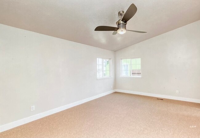 Building Photo - 2115 Villa Dr