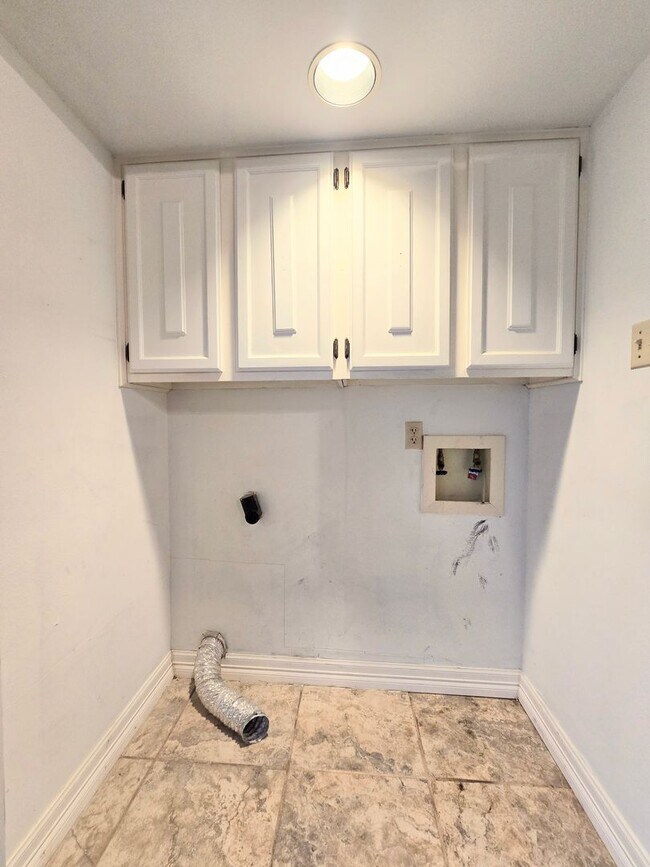 Building Photo - 3103 Eisenhauer Rd