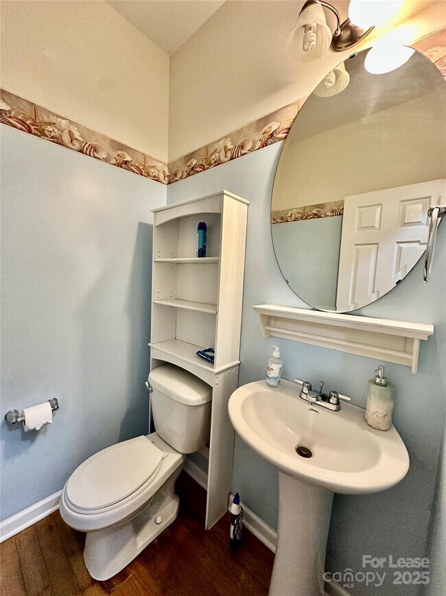 Building Photo - 1913 Thorn Crest Dr