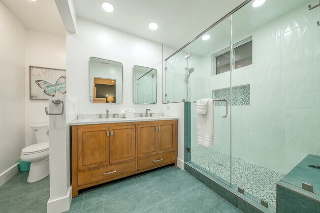 Building Photo - 1185 Tamarack Ave