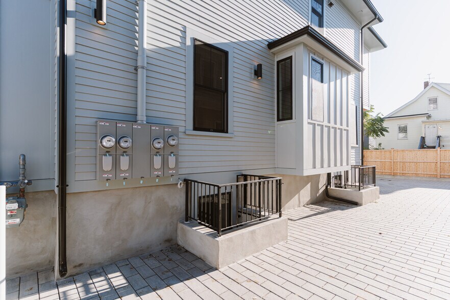 Building Photo - 5 Thurston St