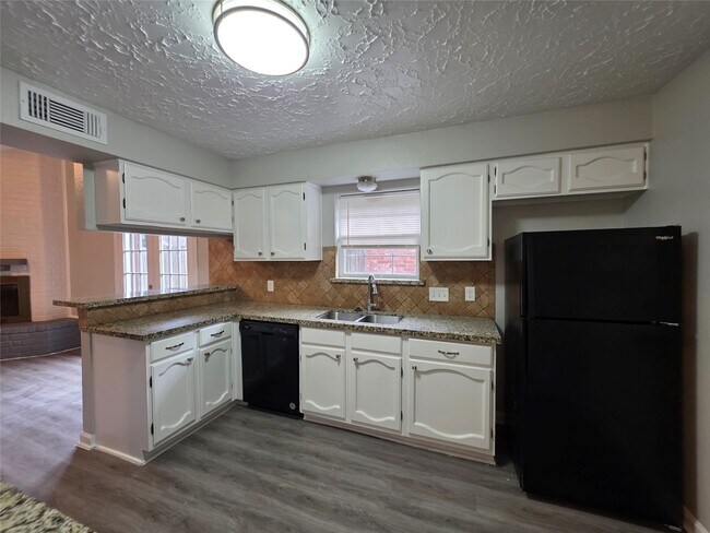 Building Photo - 507 Leicester Ln