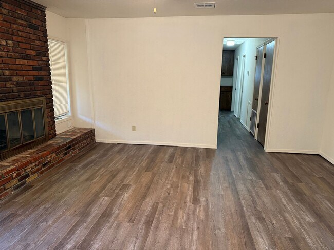 Building Photo - Three bedroom duplex with vinyl flooring. ...