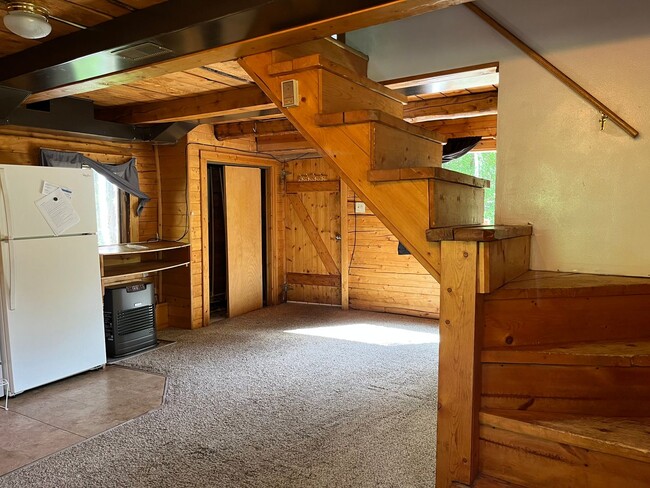 Building Photo - Cute 2 story, pet friendly cabin