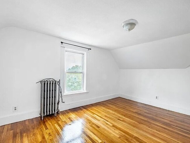 Building Photo - 61-61 Glenwood Rd