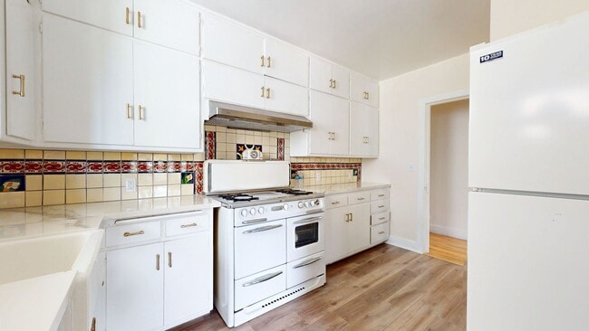 Building Photo - Charming 2 Bedroom Berkeley Unit Available!