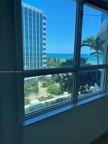 Building Photo - 5025 Collins Ave