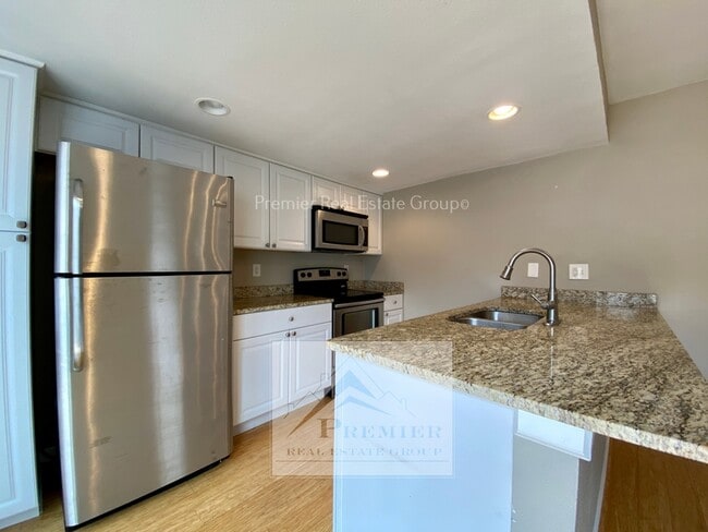 Building Photo - 790 San Bruno Pl