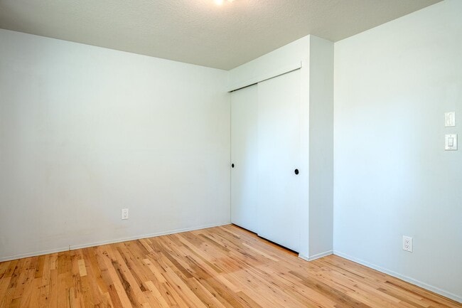 Building Photo - Charming Mid-Century Home in Lake Oswego S...
