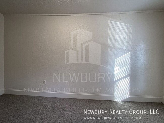 Building Photo - 33 Hickory St