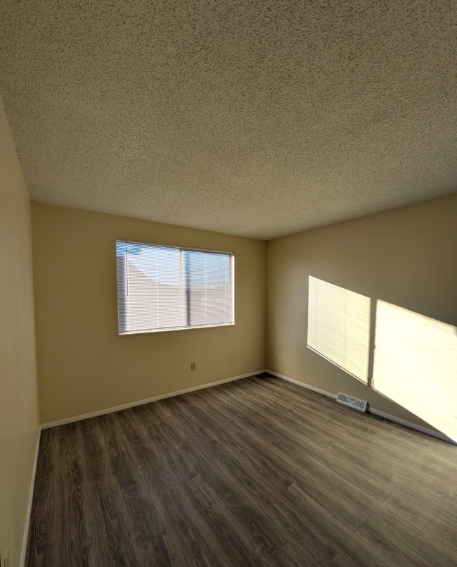 Building Photo - 2 Bed 1 Bath Apartment - New Floors - Attached Garage!