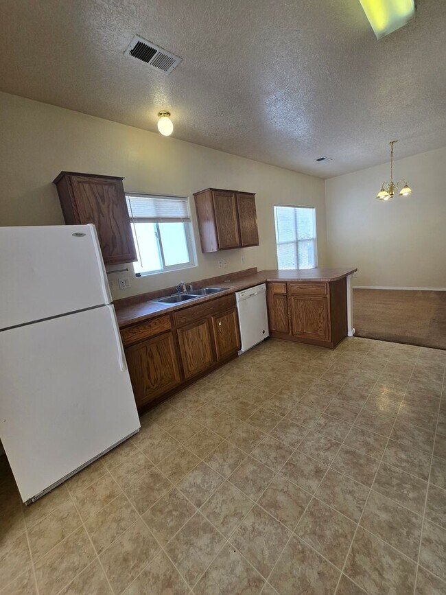 Building Photo - 4 bed, 2 bath home in Northern Meadows
