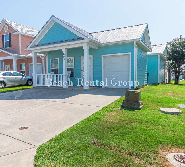 Building Photo - Renovated and Close to the Beach