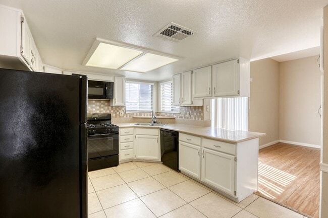 Building Photo - Beautiful 4 bedroom POOL home close to Nellis AFB!