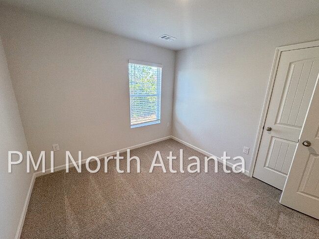 Building Photo - Brand New Flowery Branch Townhome