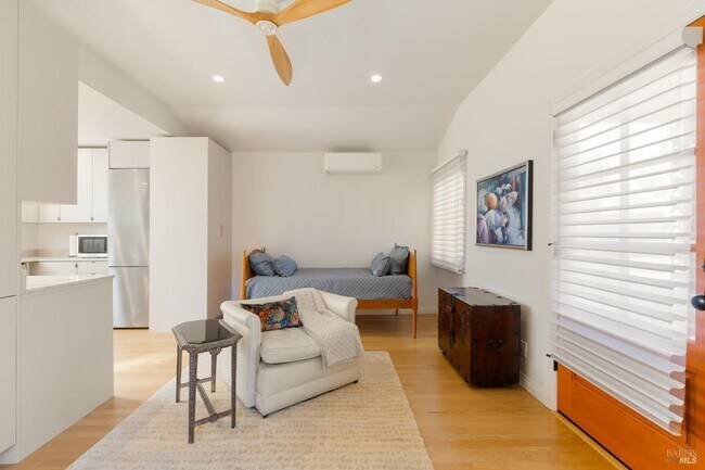 Building Photo - 291 W Thomson Ave