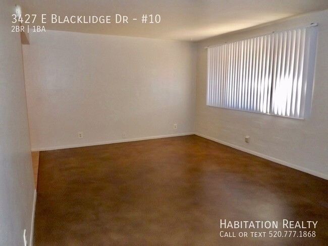 Building Photo - Lovely 2Bed/1Bath with a Community Pool in...