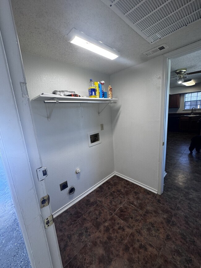 Building Photo - 1613 Bobby Lee Dr