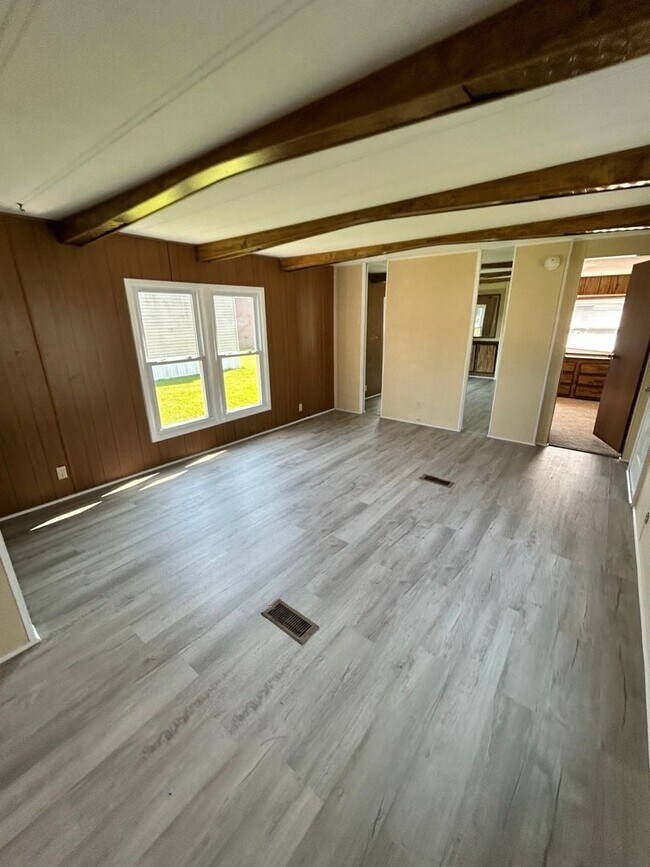 Building Photo - Thompsons Manor MHC