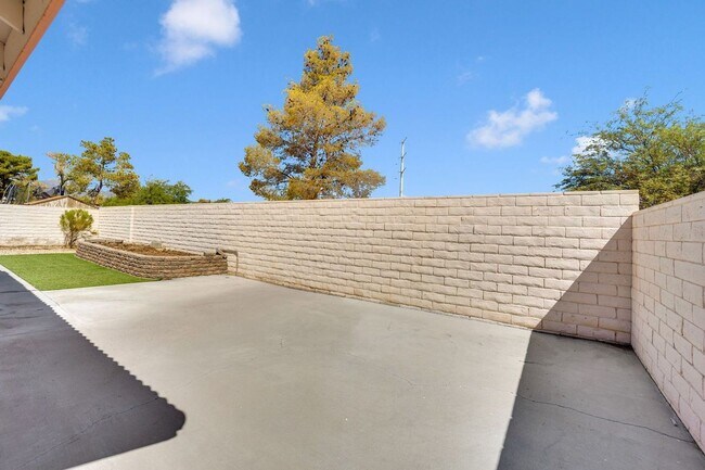 Building Photo - 7716 Bentonite Dr