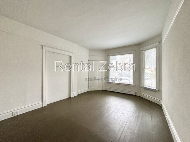 Building Photo - 362 W 22nd St