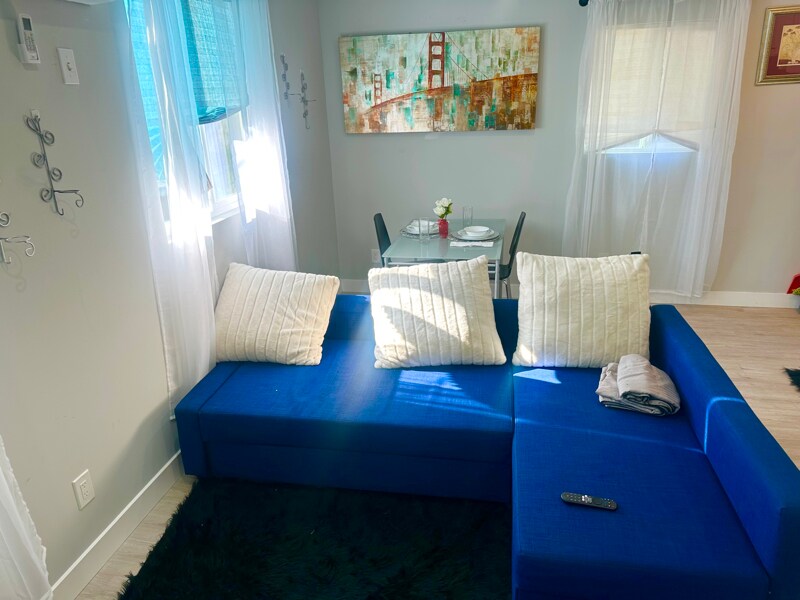 Building Photo - 2437 Cochran Ave