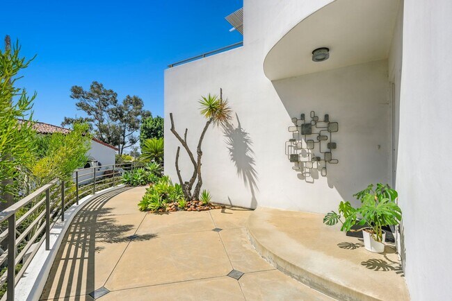 Building Photo - Gorgeous 3 Bed/3 Ba Home Tucked Away in th...