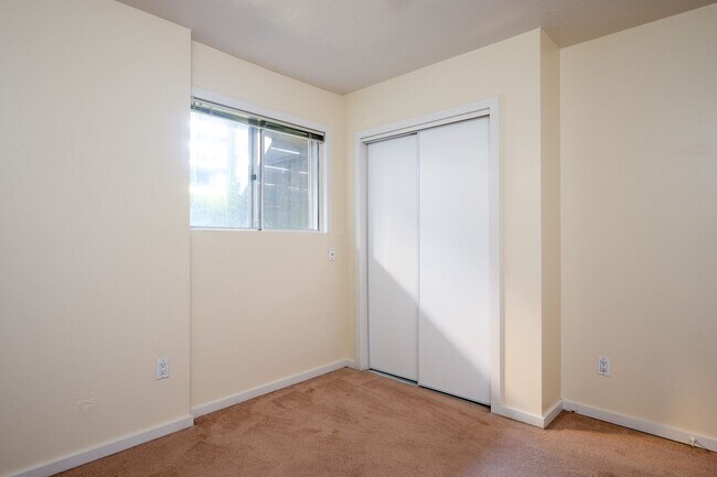 Building Photo - CONDO W/ A VIEW!!! CLOSE TO OHSU,PSU and M...