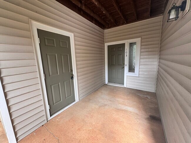 Building Photo - Beautiful Spacious 1st floor Condo! Amenity Access included!