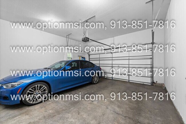 Building Photo - Blue Valley Townhome!