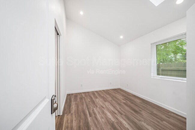 Building Photo - 420 N Batavia St