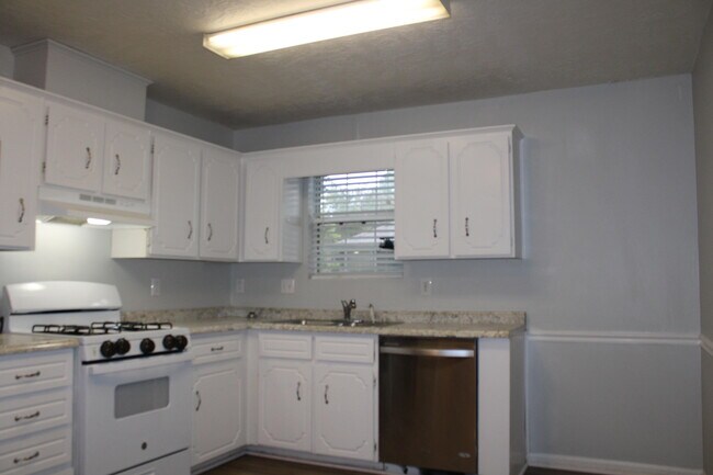 Building Photo - 810 S Willowick Dr