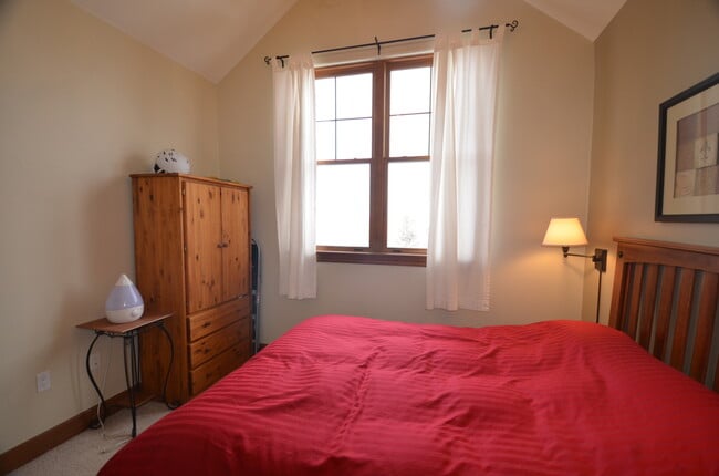 Building Photo - Highlands Green Lodge! Updated One Bedroom close to Main Street! SUMMER ONLY RENTAL!