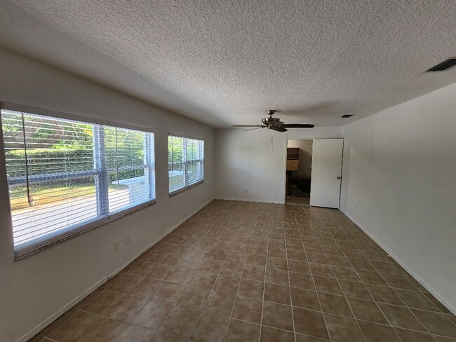 Building Photo - Charming 2 Bed 2 Bath Beachside Home