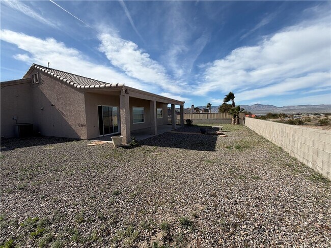 Building Photo - 1903 E La Entrada Pl