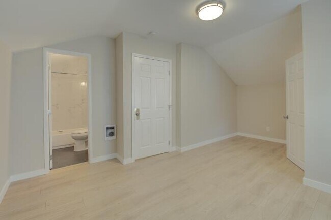 Building Photo - 5 bedroom in Seattle WA 98105