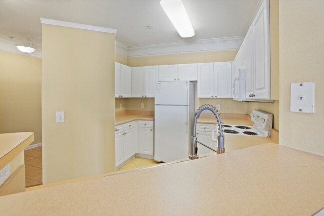 Building Photo - 2 bedroo 2-bathroom ground floor with screened patio for rent Wilmington Island