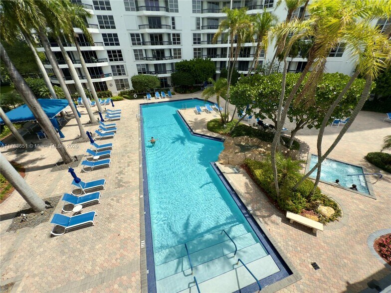 Building Photo - 3600 Mystic Pointe Dr