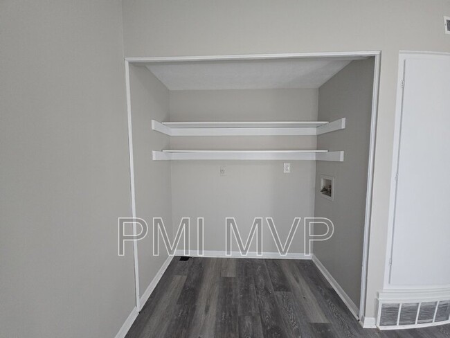 Building Photo - 834 Whitethorne Ave