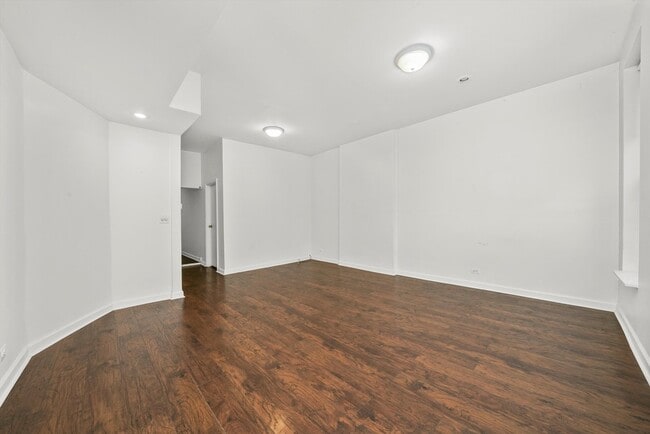 Building Photo - 1946 N Wilmot Ave