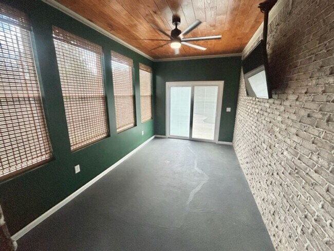 Building Photo - Beautiful 4 Bedroom 3 Bath Home in Lake Forest!