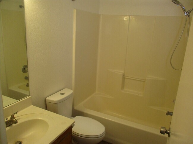 Building Photo - 1489 Bluffs Cir