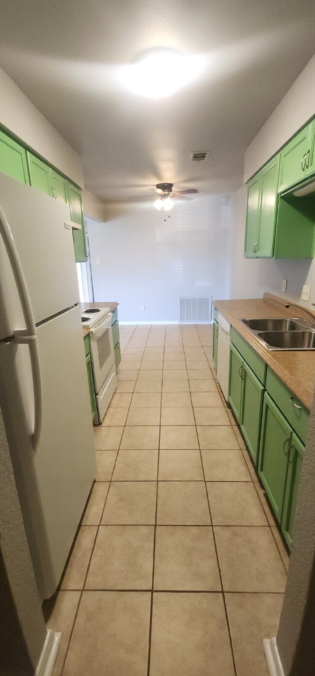 Building Photo - Charming 2 Bed/ 1 Bath Duplex with a Garag...