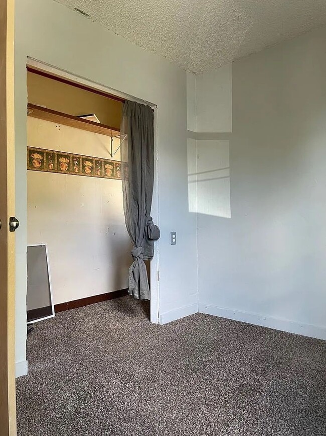 Building Photo - Spacious 5-Bedroom Rental Near Campus & Do...