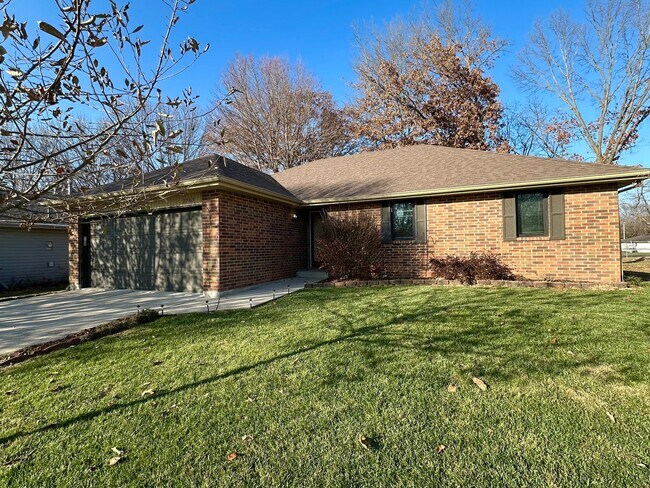 Building Photo - Charming 3 Bedroom Brick Home with Fenced Backyard